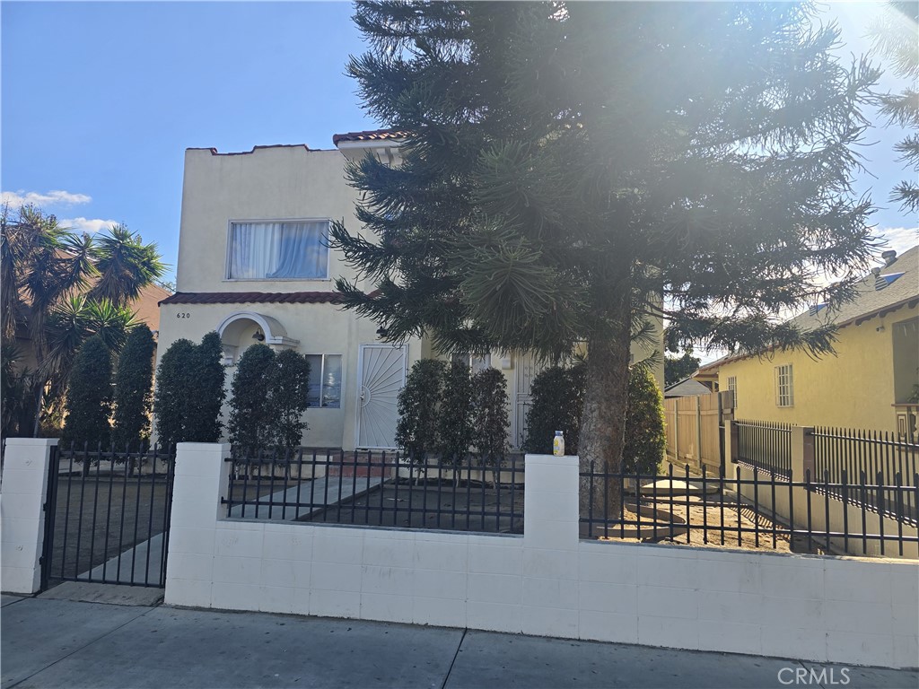 620 W 41st Place Property Photo 5