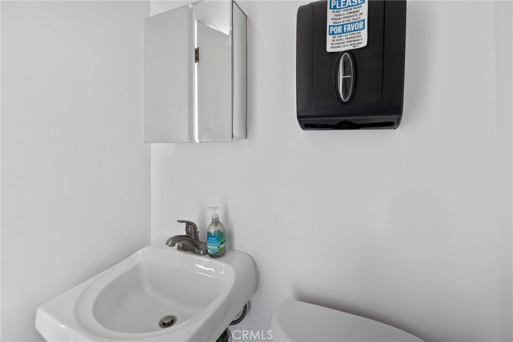 8719 Woodley Avenue B Property Photo 10