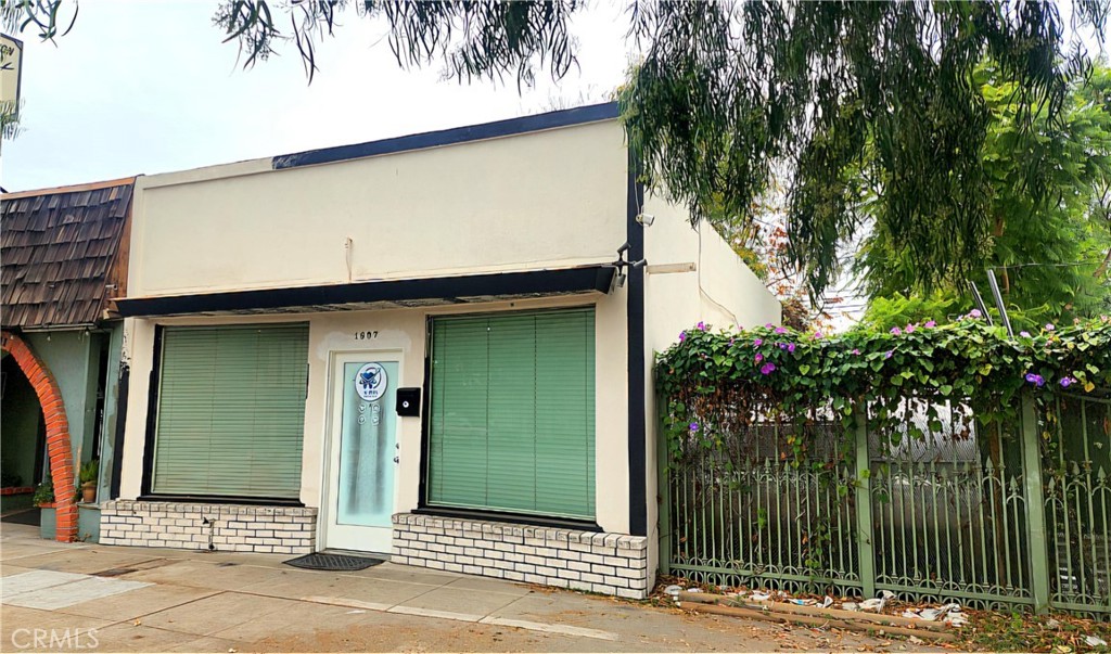 1605 1607 W Burbank Boulevard Property Photo 3