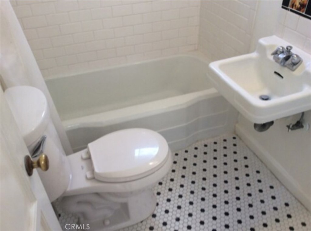 1605 1607 W Burbank Boulevard Property Photo 8