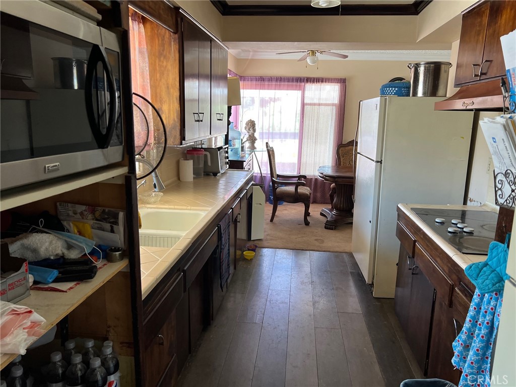 15840 Sierra Highway Property Photo 4