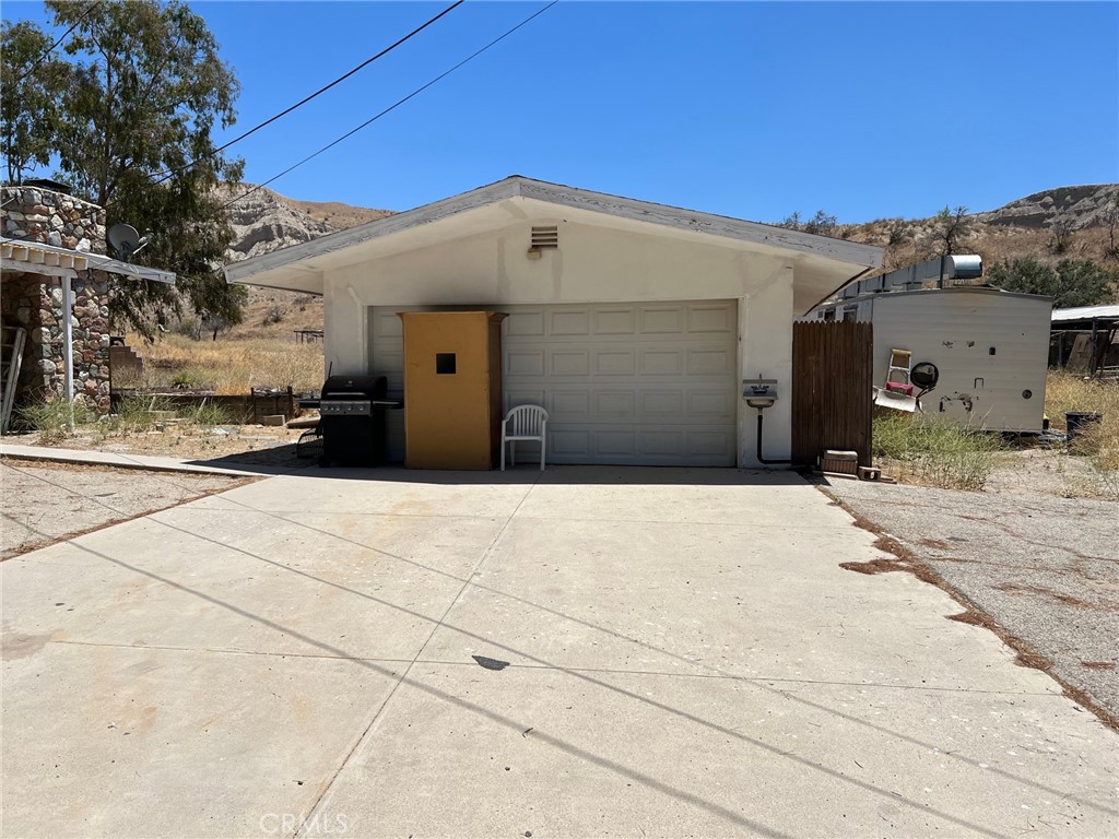 15840 Sierra Highway Property Photo 5