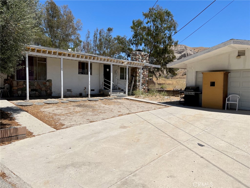 15840 Sierra Highway Property Photo 6