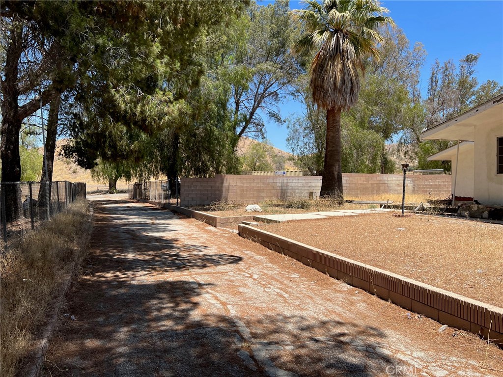 15840 Sierra Highway Property Photo 9