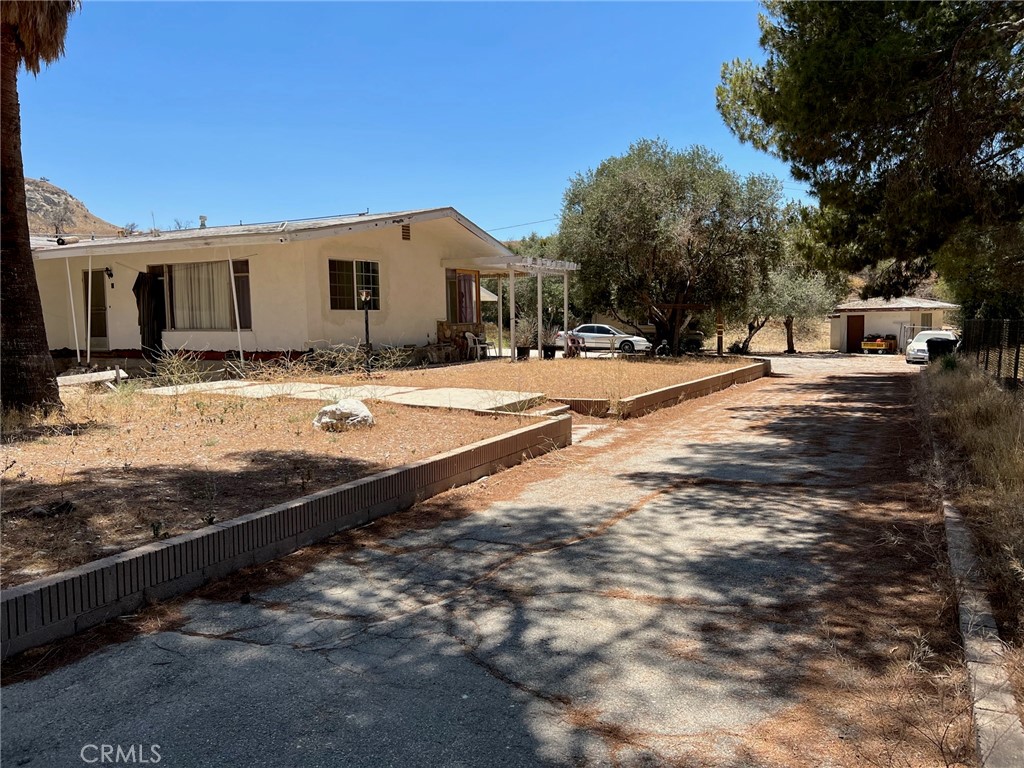 15840 Sierra Highway Property Photo 11