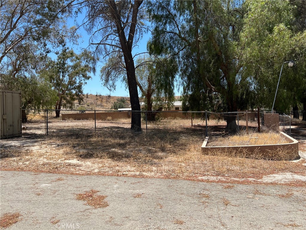 15840 Sierra Highway Property Photo 14