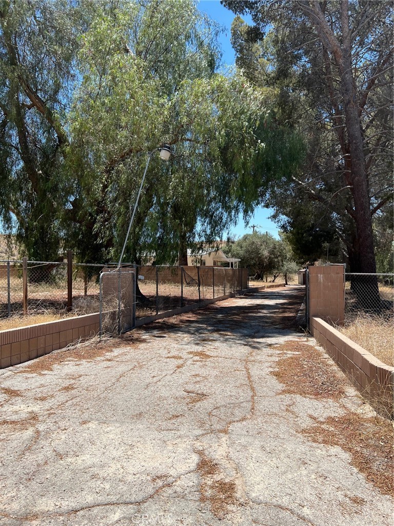 15840 Sierra Highway Property Photo 18