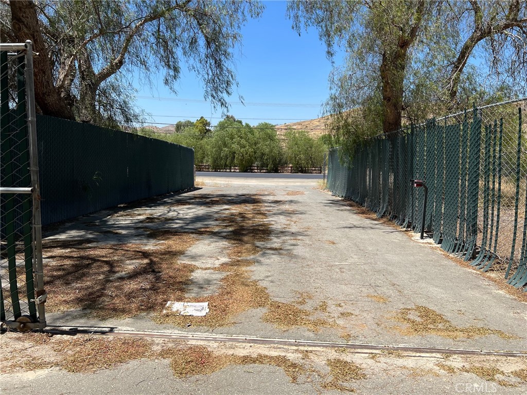 15840 Sierra Highway Property Photo 21