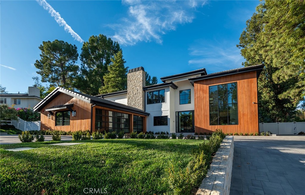 5461 Paradise Valley Road Property Photo