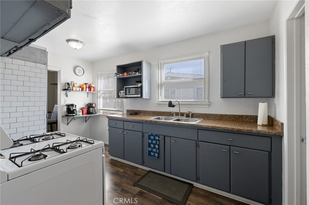 703 W Avenue H8 Property Photo 5
