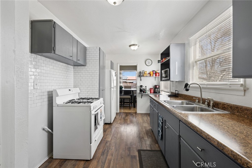 703 W Avenue H8 Property Photo 6