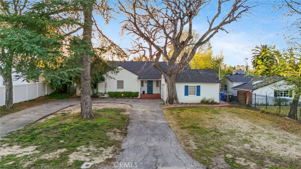 5835 Jumilla Avenue Property Photo