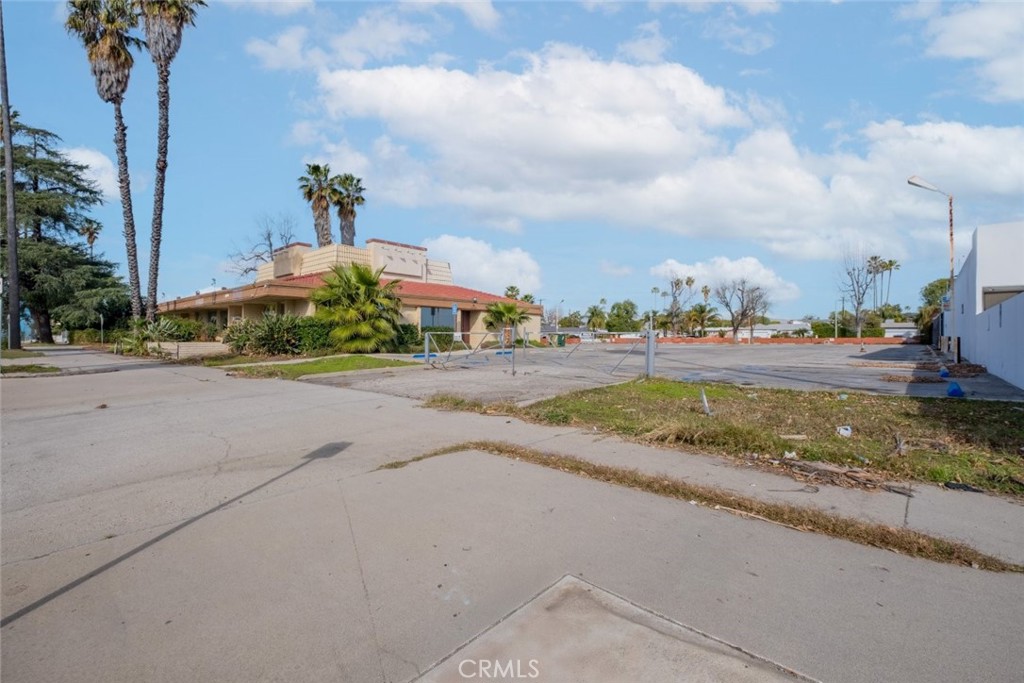 16955 Sherman Way Property Photo 3