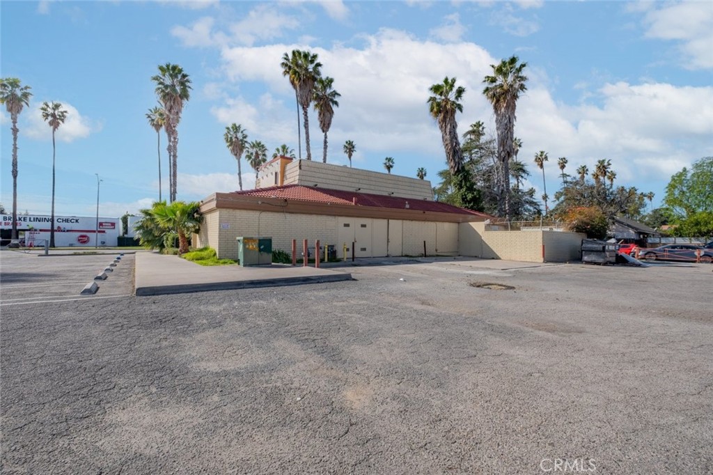 16955 Sherman Way Property Photo 6