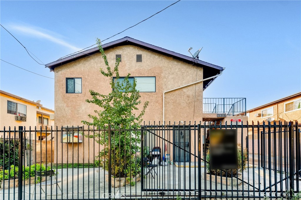 6827 Radford Avenue Property Photo 3