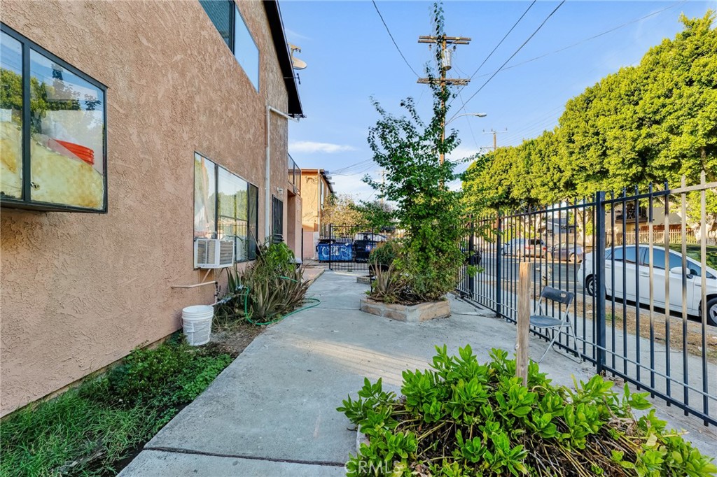 6827 Radford Avenue Property Photo 4