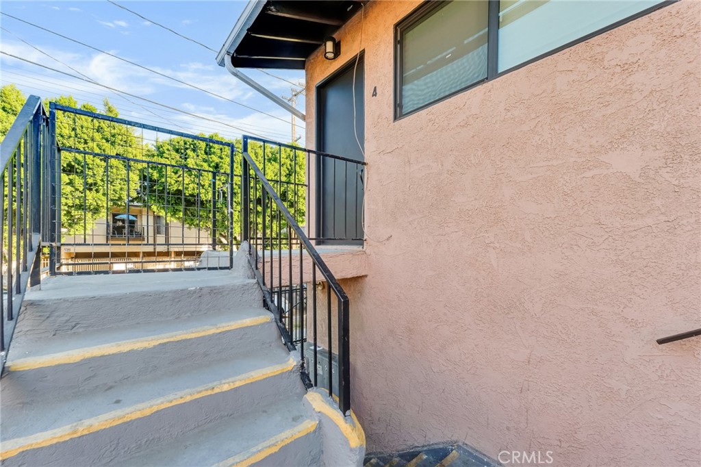 6827 Radford Avenue Property Photo 7