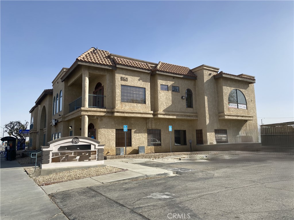 950 E Palmdale Boulevard Property Photo 1
