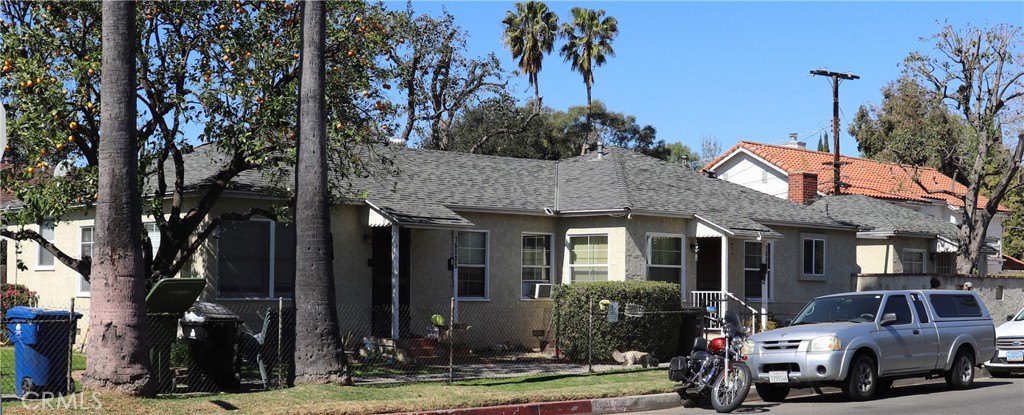 16805 Sherman Way Property Photo 2