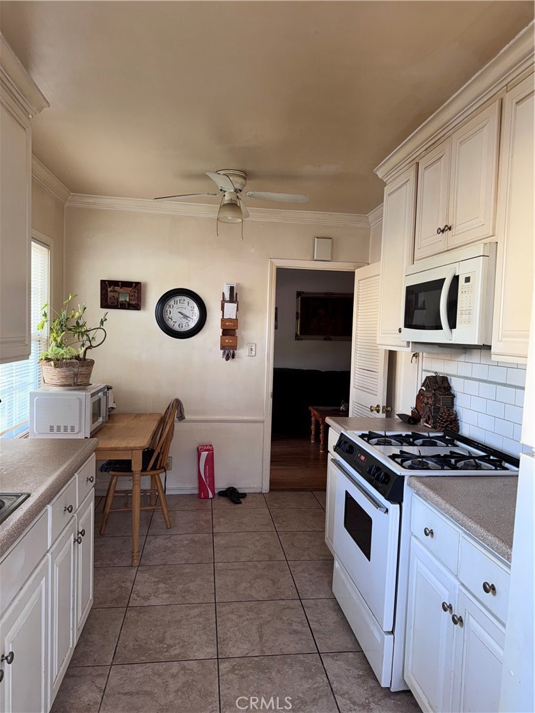 16805 Sherman Way Property Photo 6