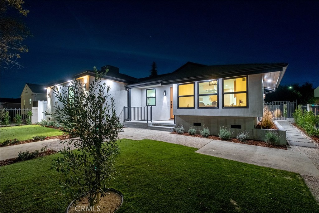 18848 Collins Street Property Photo