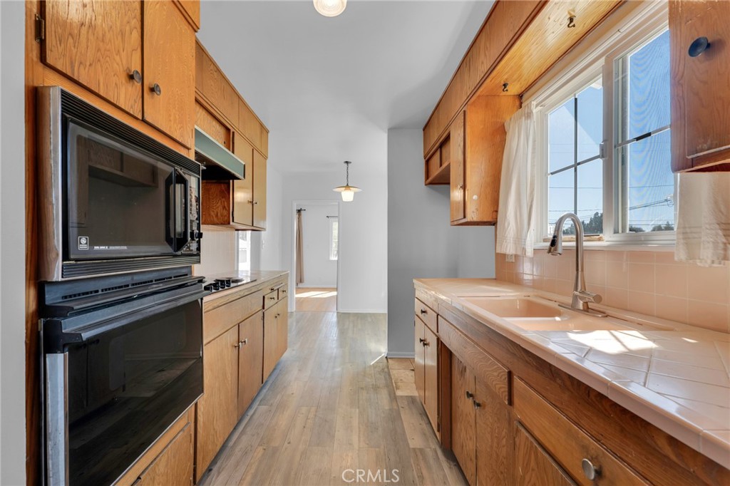 16228 San Fernando Mission Boulevard Property Photo 20