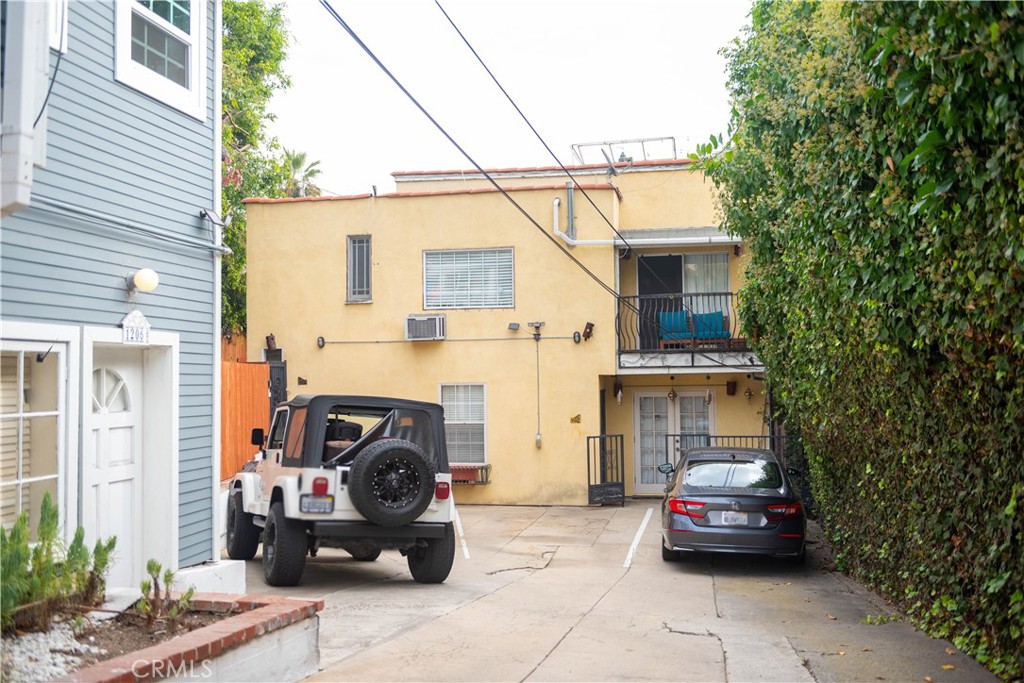1204 N Clark Street Property Photo 13