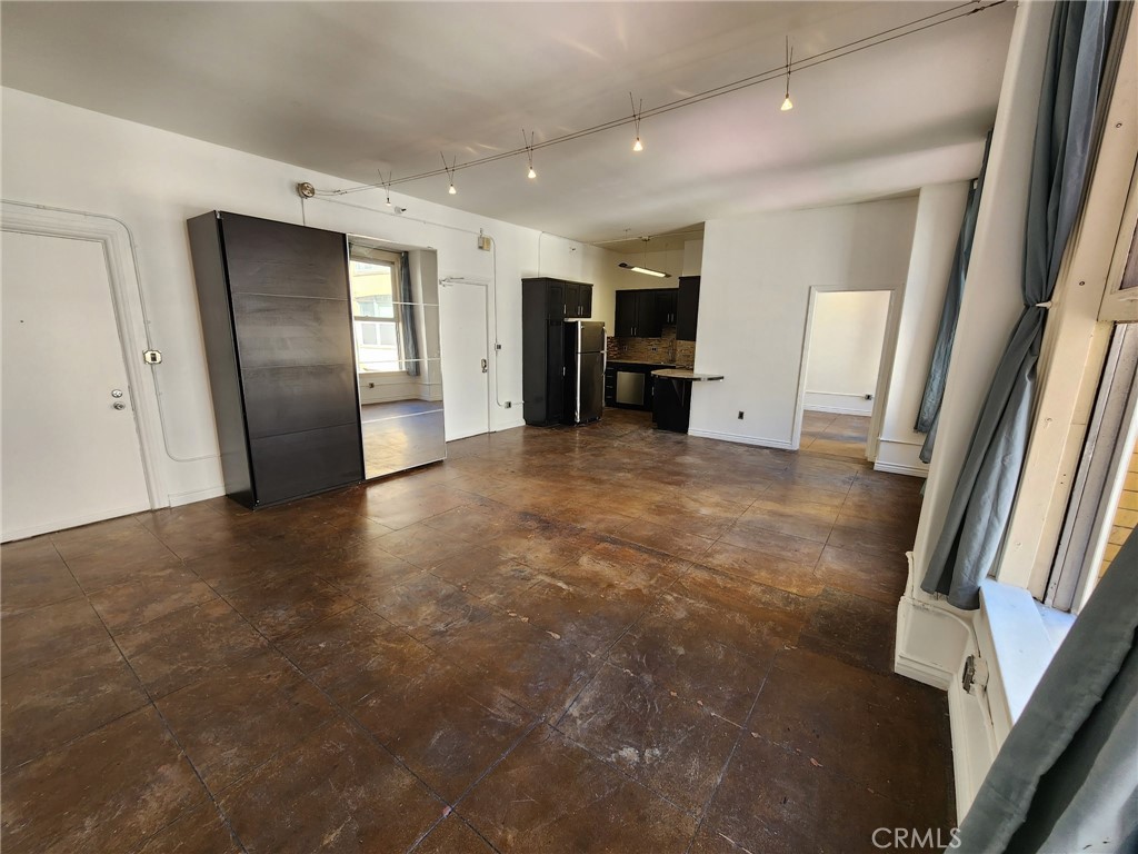 215 W 7th Street 1004 Property Photo 1