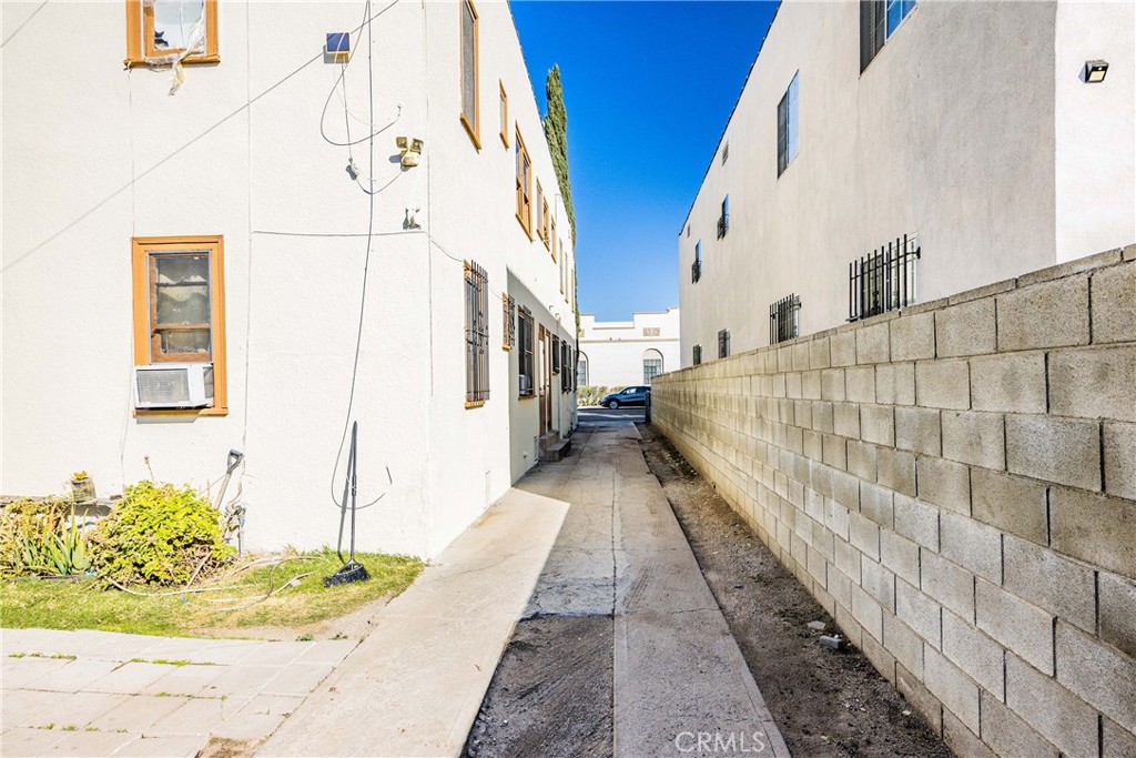 2752 W 15th Street Property Photo 4