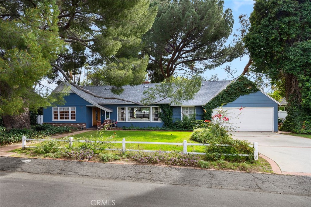 15744 Gault Street Property Photo