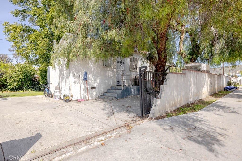 11779 Dronfield Avenue Property Photo 4