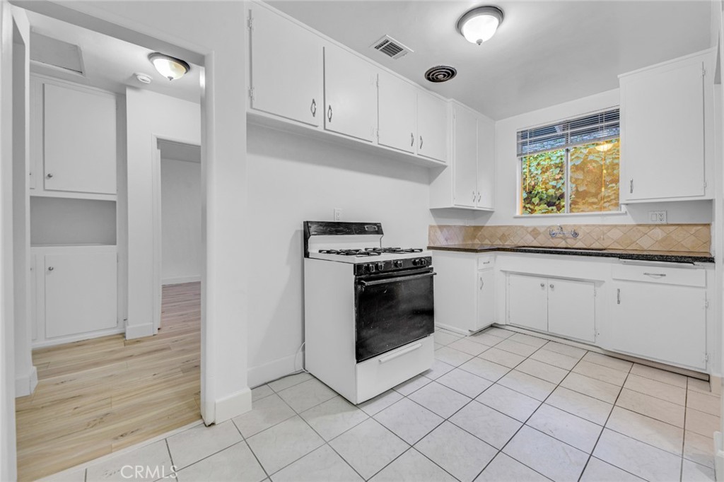 17520 Kingsbury Street Property Photo 32