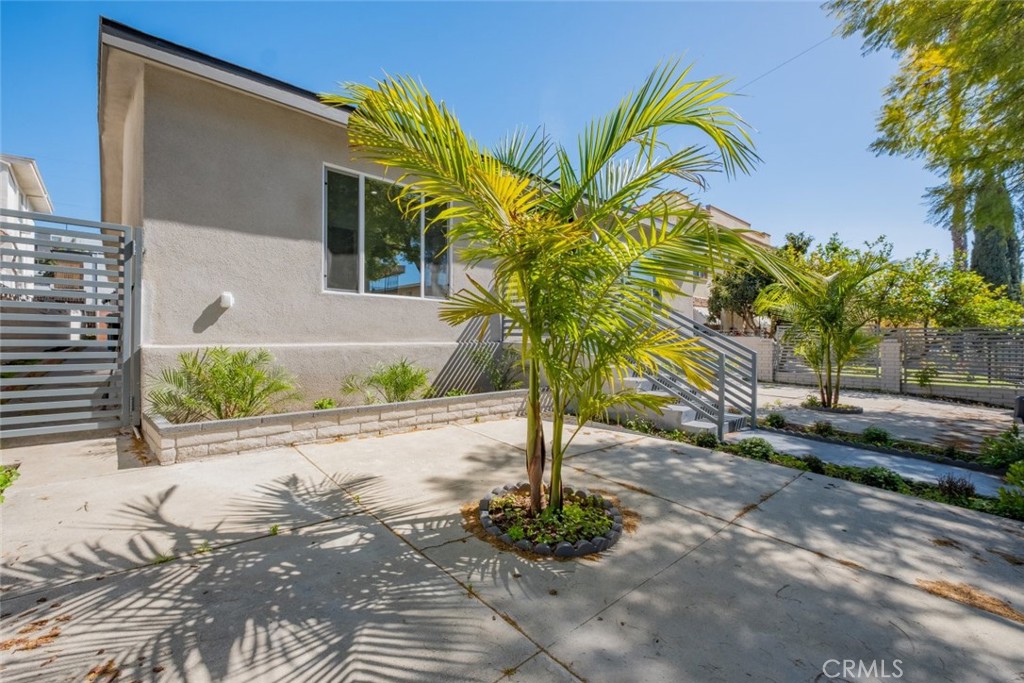 1834 N Alexandria Avenue Property Photo