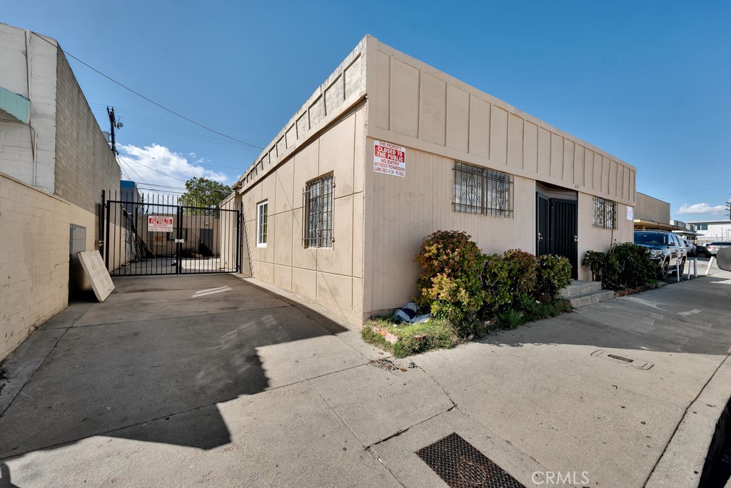 6117 Vineland Avenue Property Photo