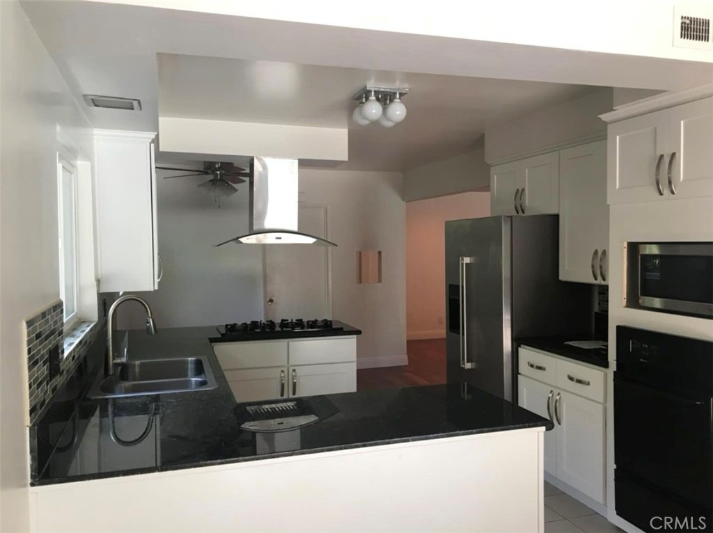 15537 La Maida Street Property Photo