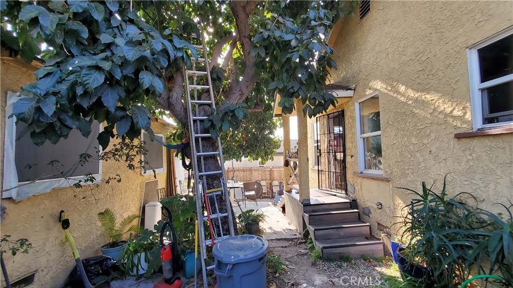 1713 S Berendo Street Property Photo 10