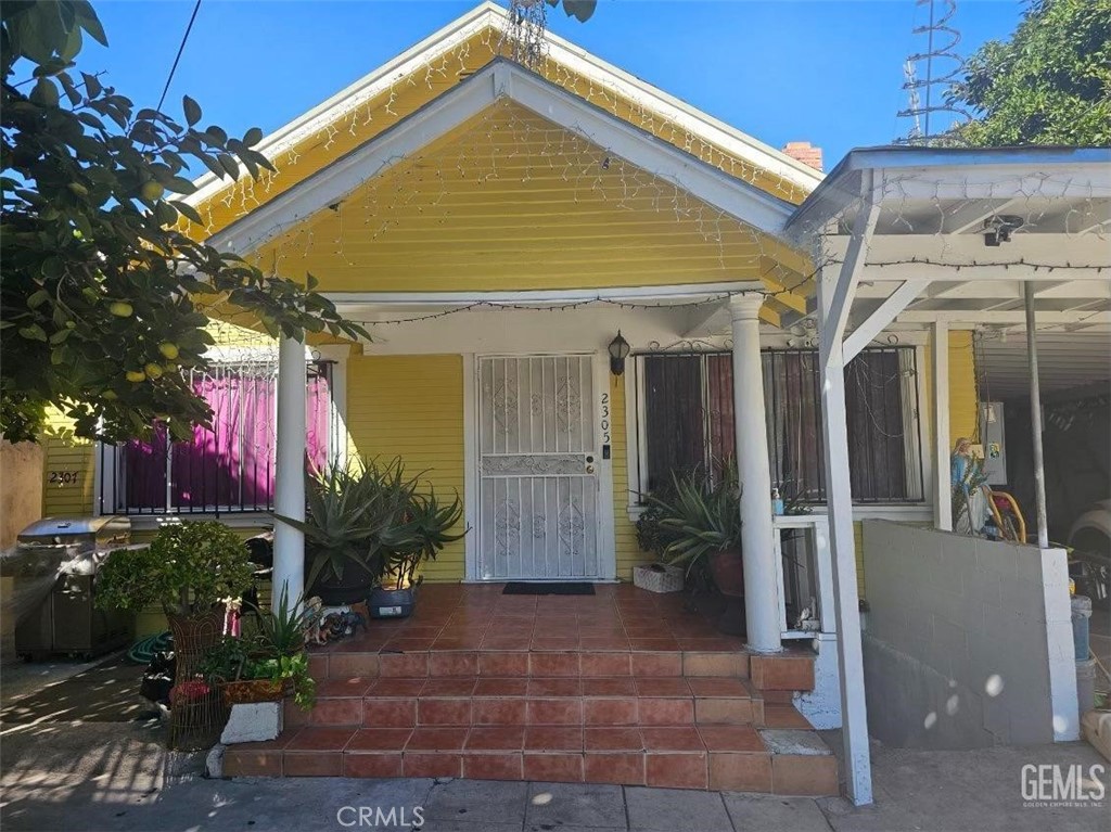 2305 W 2nd Street Property Photo