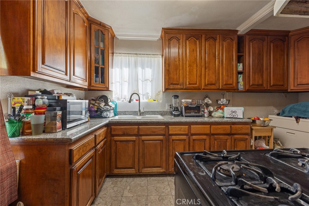 11430 Califa Street Property Photo 8