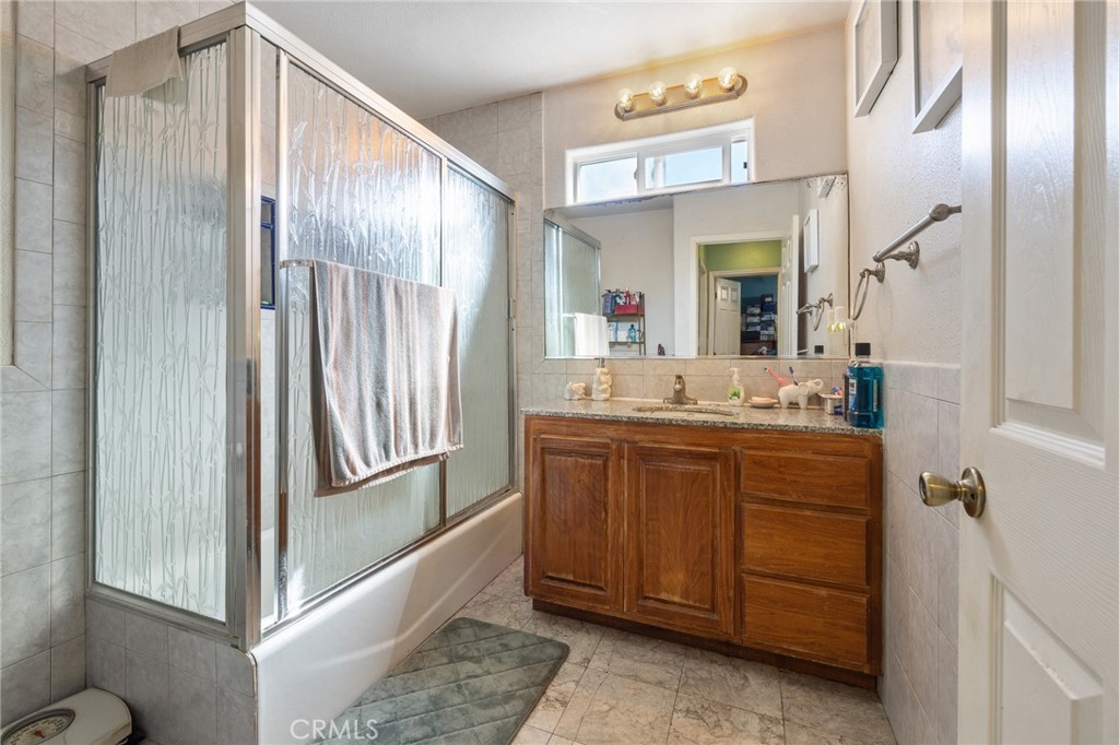 11430 Califa Street Property Photo 9