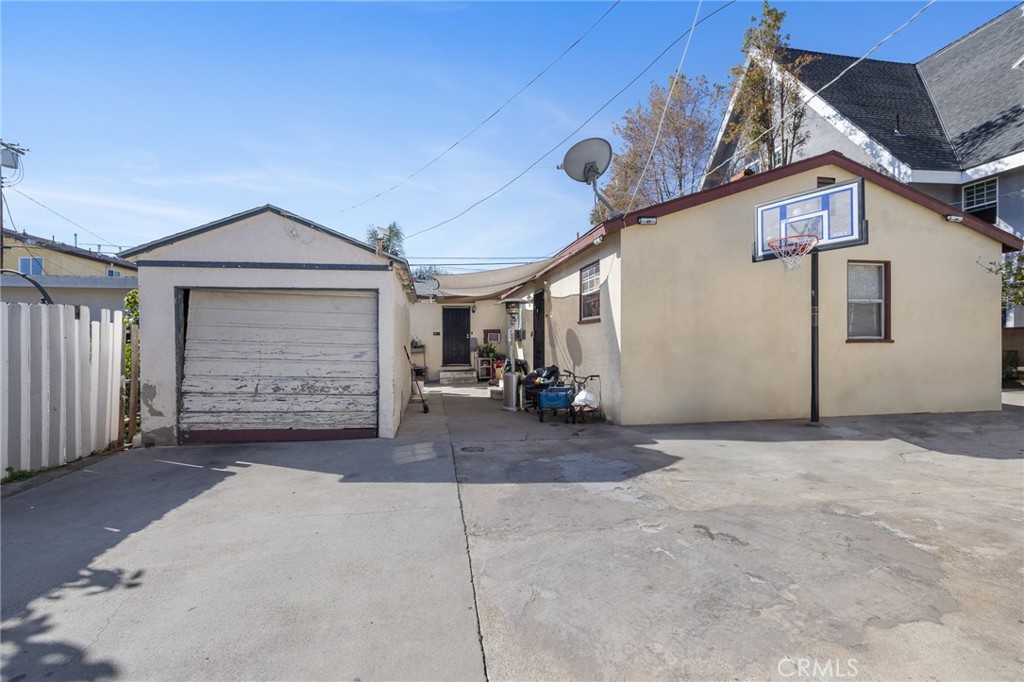 11430 Califa Street Property Photo 13