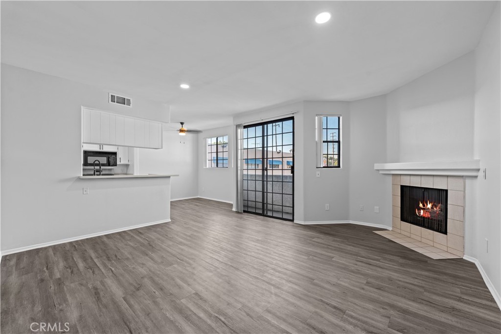 526 N Hollywood Way Property Photo