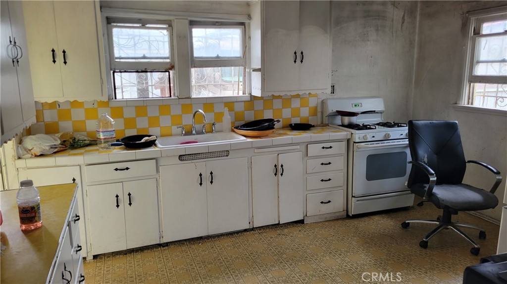 922 N Mayo Avenue Property Photo 5
