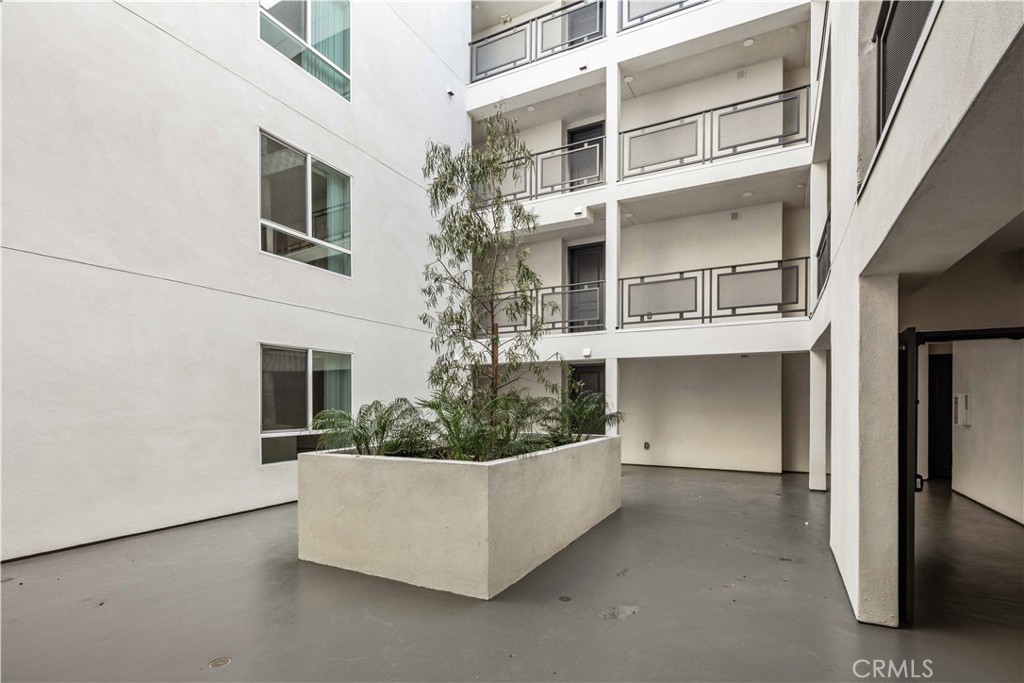 11714 Archwood Street 406 Property Photo 10