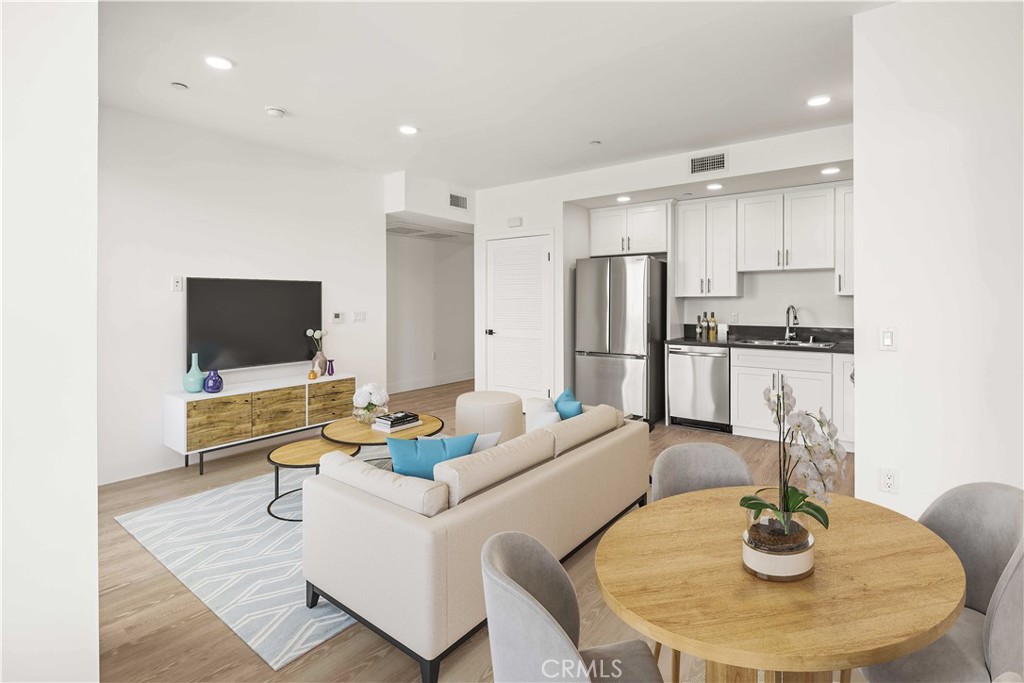 11714 Archwood Street 406 Property Photo 19