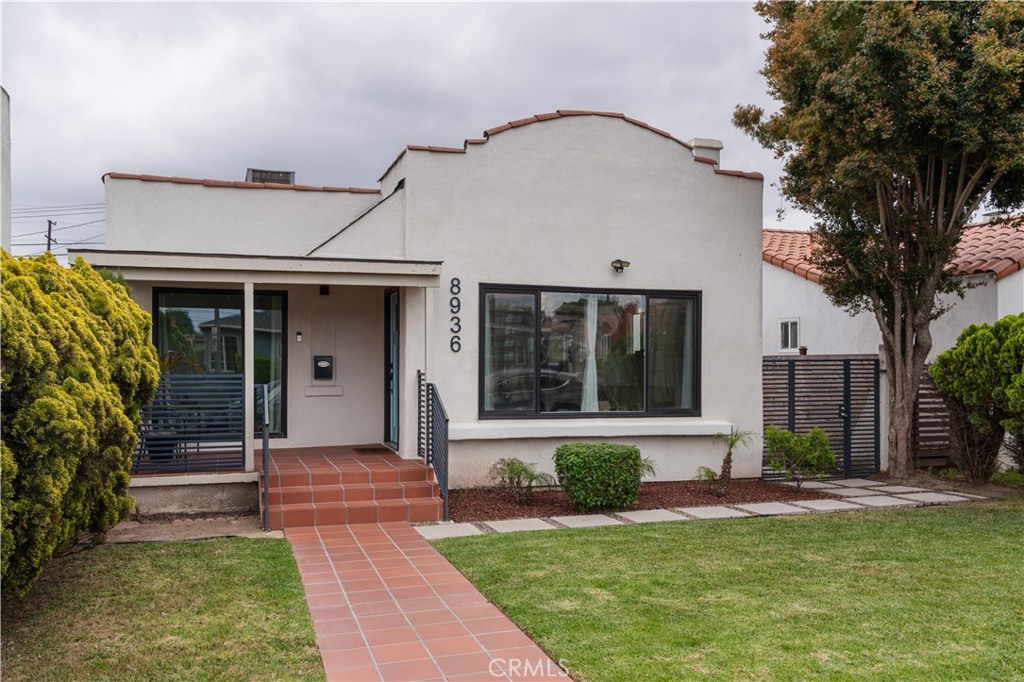 8936 S Manhattan Place Property Photo 1