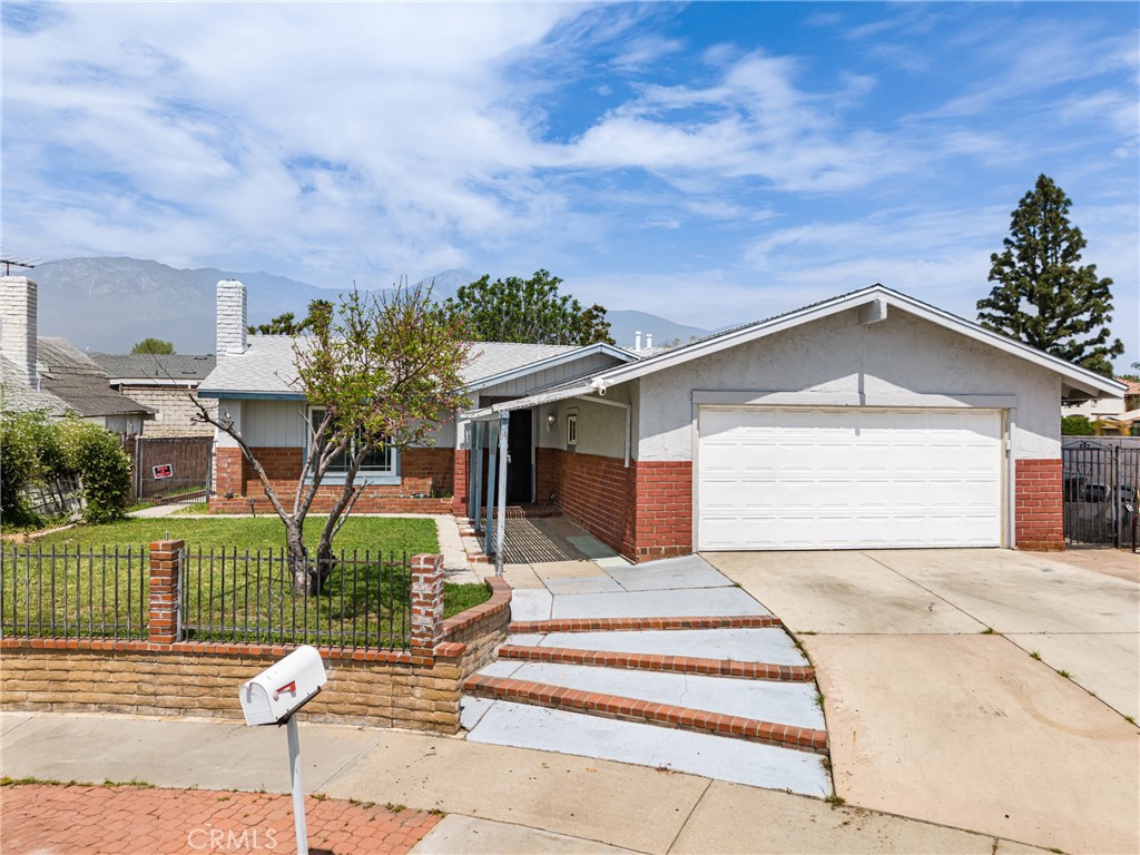 9684 Hemlock Street Property Photo 2