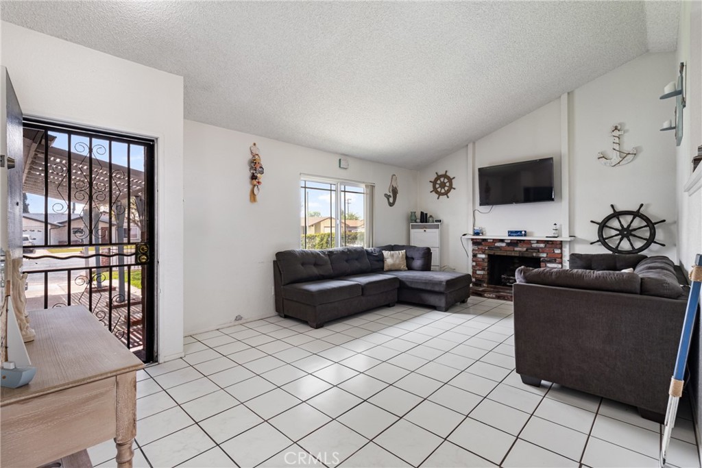 9684 Hemlock Street Property Photo 6
