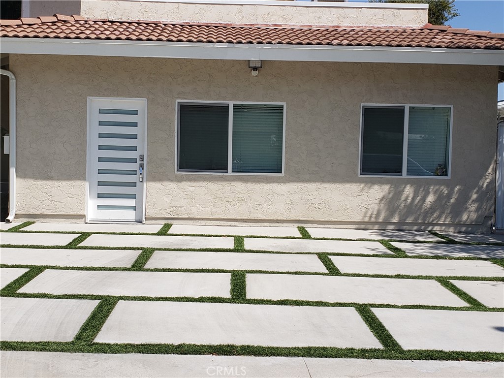 6652 1/2 Vickiview Drive Property Photo 1