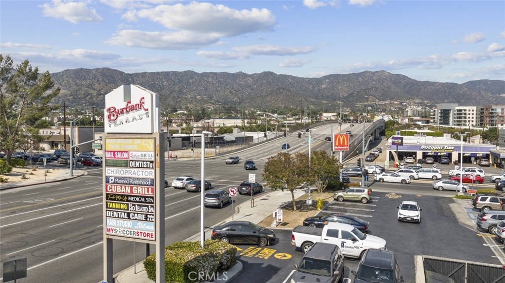 916 W Burbank Boulevard Property Photo 9