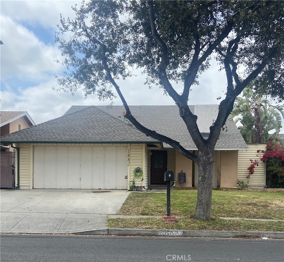 1882 E Larch Street Property Photo 1